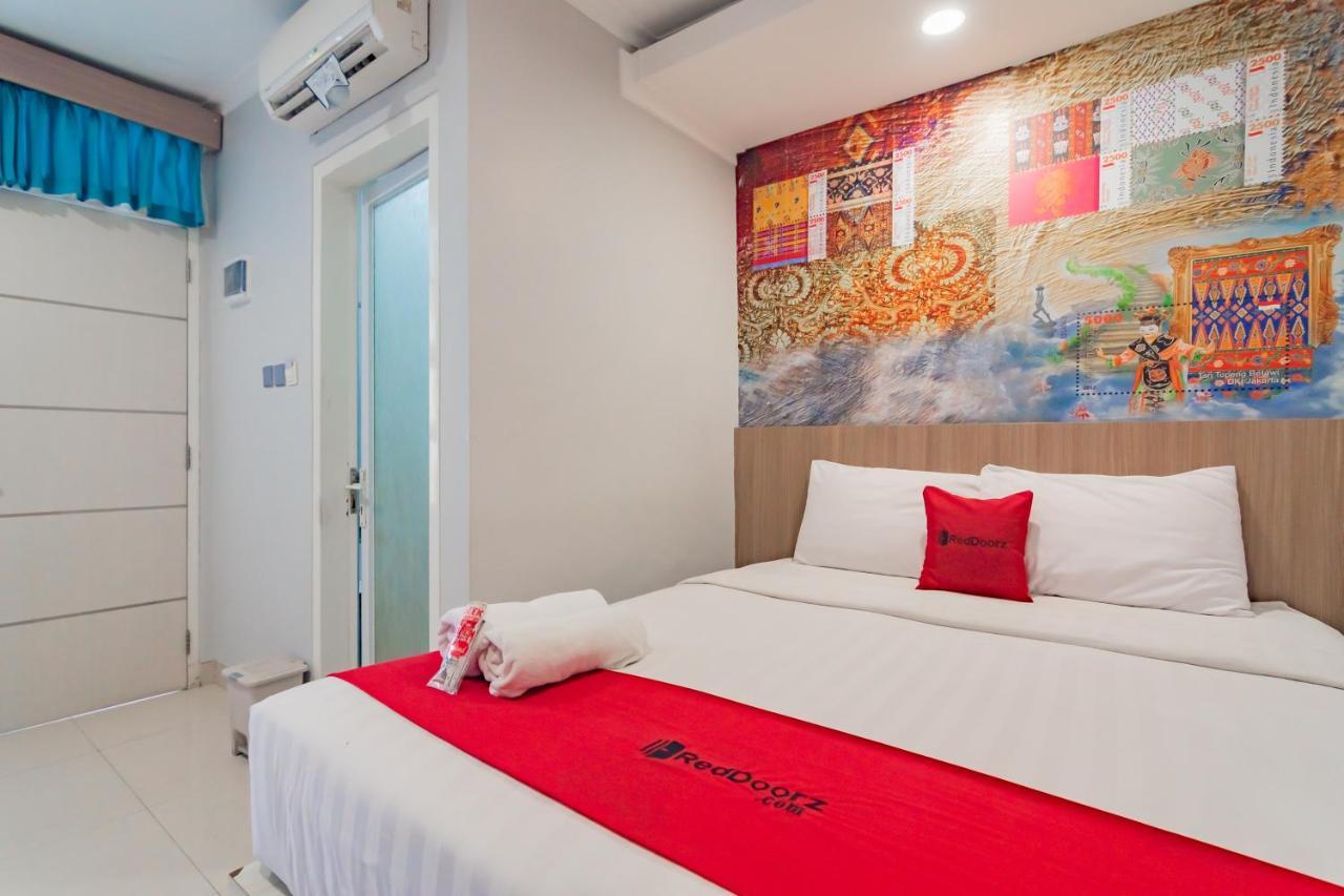 RedDoorz Plus @ Point Phila Cihampelas Bandung Bagian luar foto